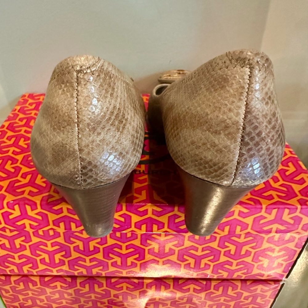Tory Burch Sally 2 Women's Tan Snake Embossed Wedge Heels 9 Excellent! - Picture 3 of 9